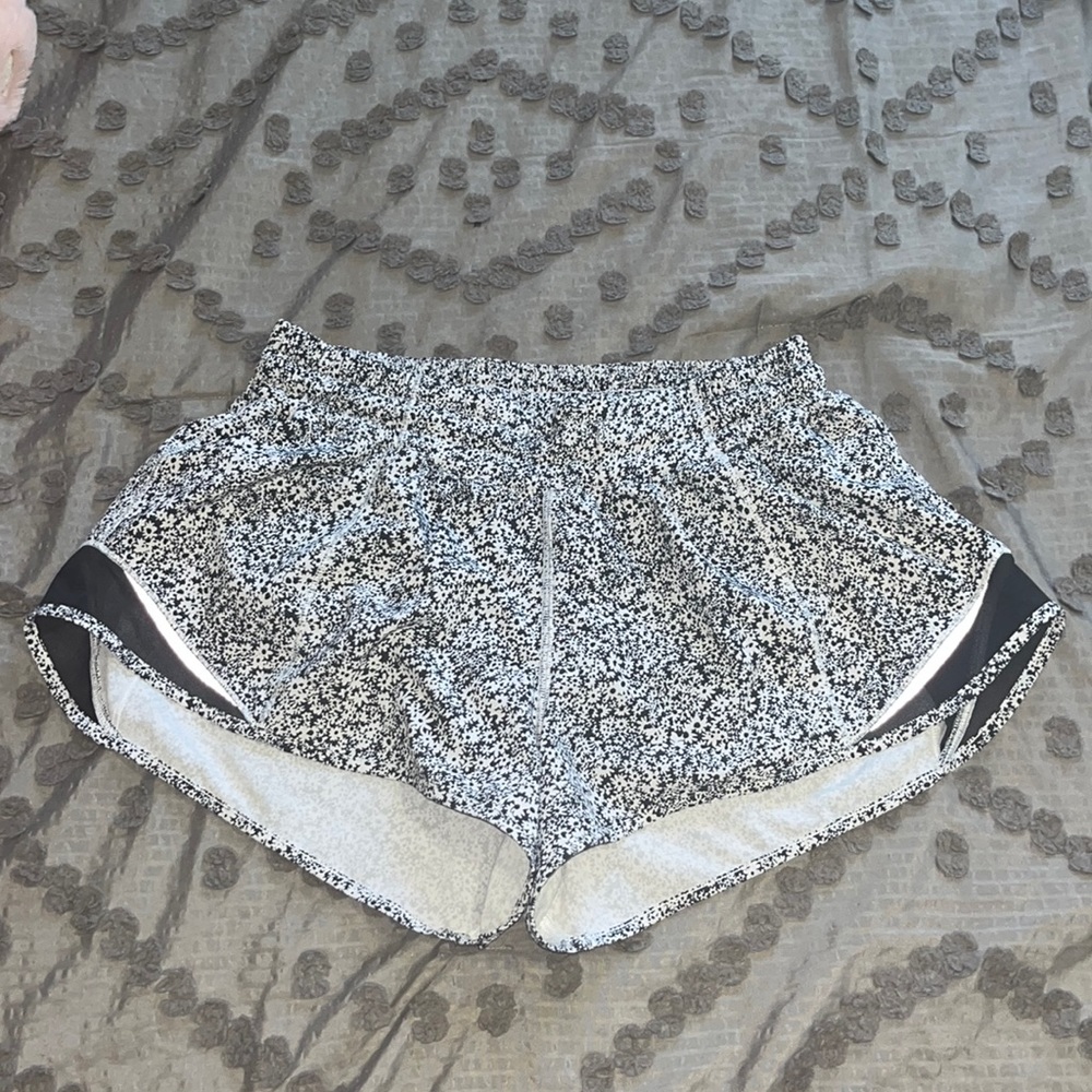 Lululemon Hotty Hot 2.5 inch shorts
